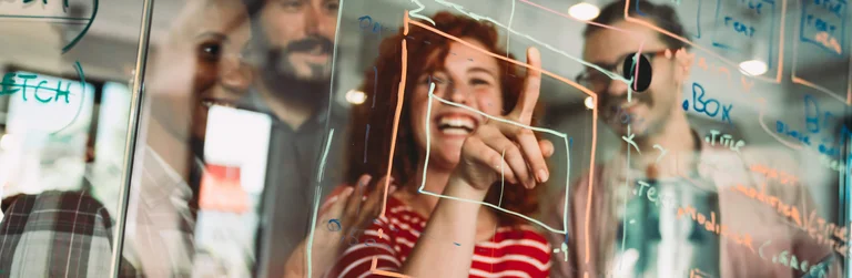 bild-personen-plexiglaswand