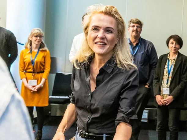 bild frau gibt hand groß