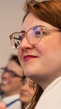 Bild Publikum frau laechelt groß