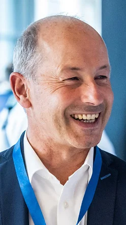 Zwei Männer unterhalten sich in einer Veranstaltung