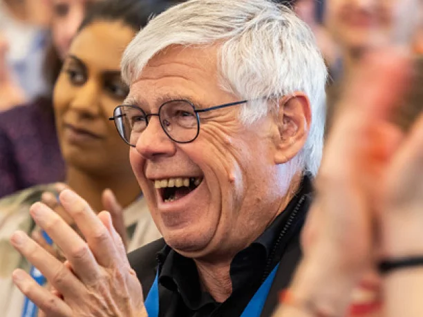 bild mann publikum lacht groß