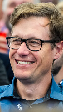 bild mann laechelt publikum