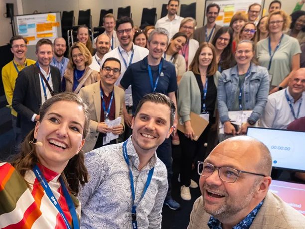 bild lachende gruppe