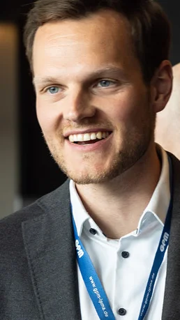 bild gespraech mann laechelt