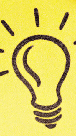 Notizzettel mit Glühbirne welcher als Idee dienen soll