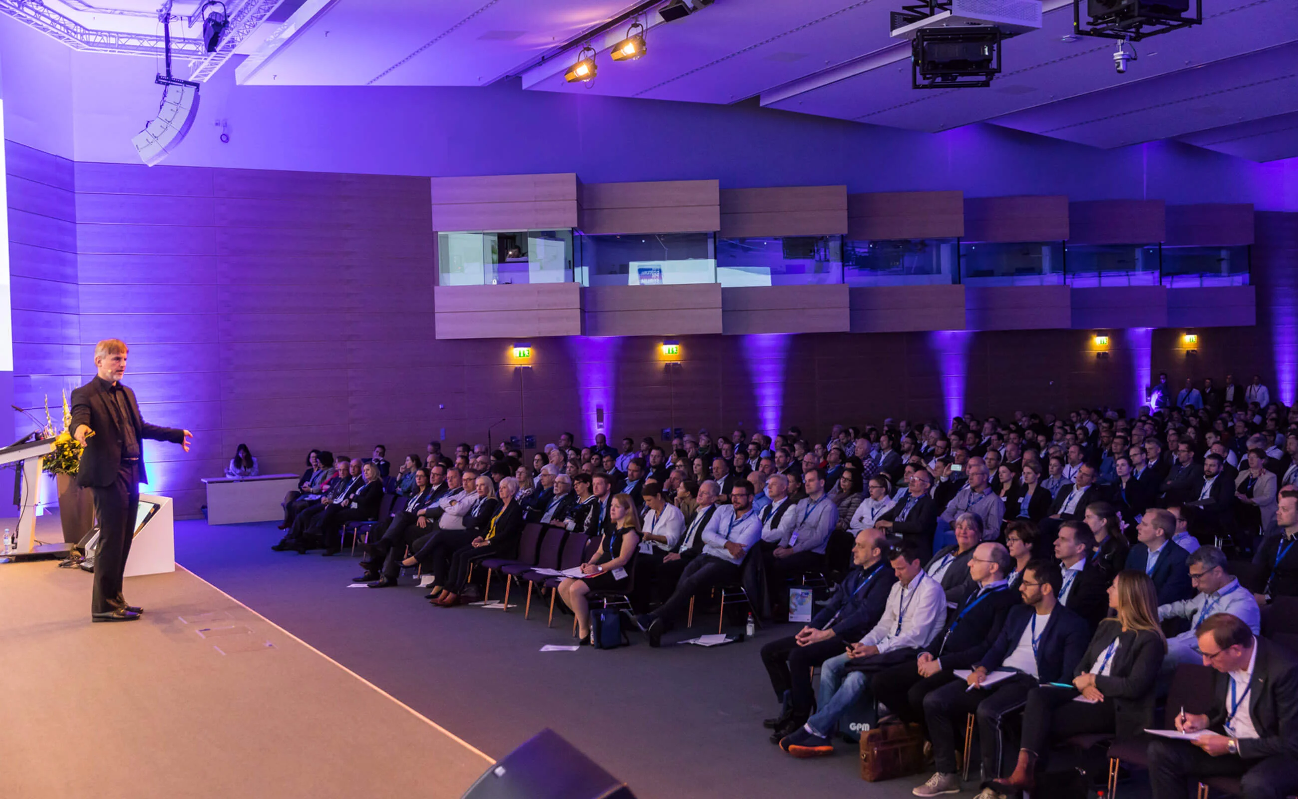 Bild Kongress Speaker im Plenum