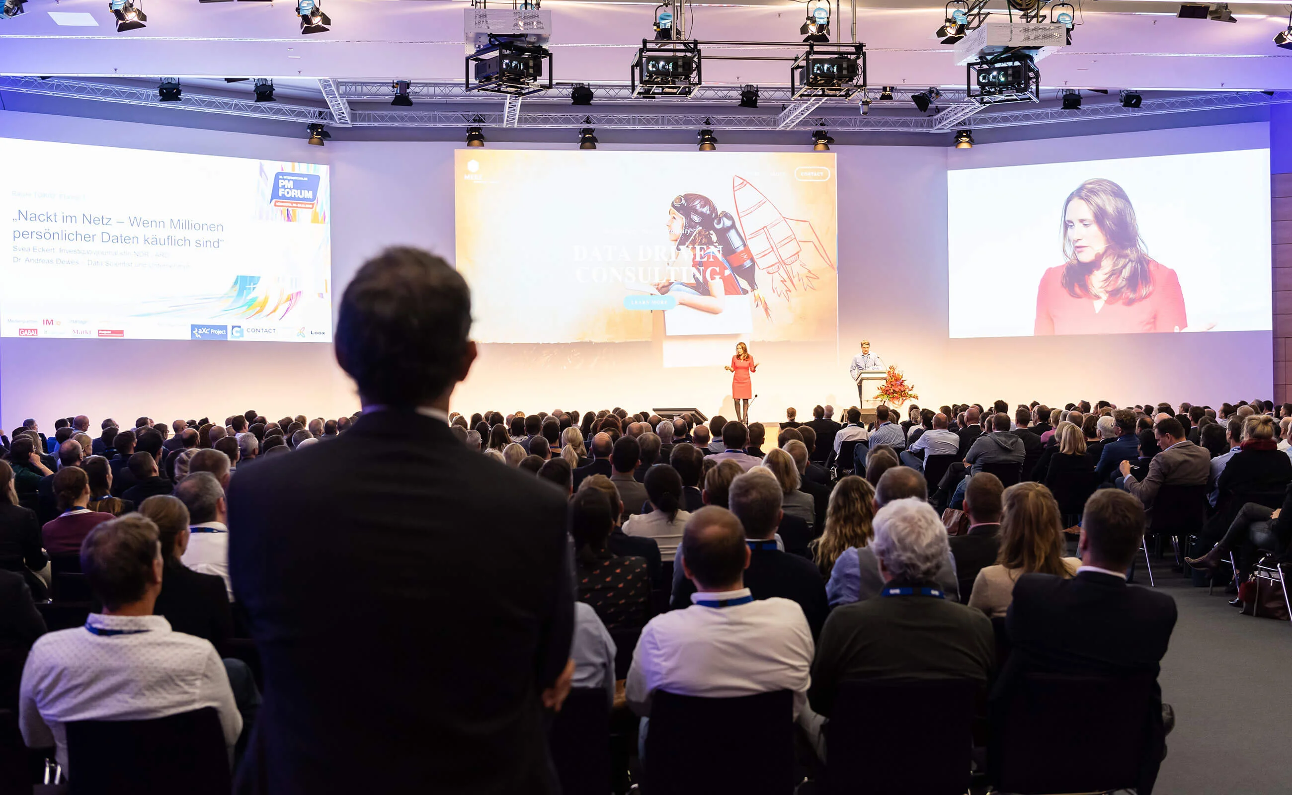 Bild Kongress mit drei Leinwänden
