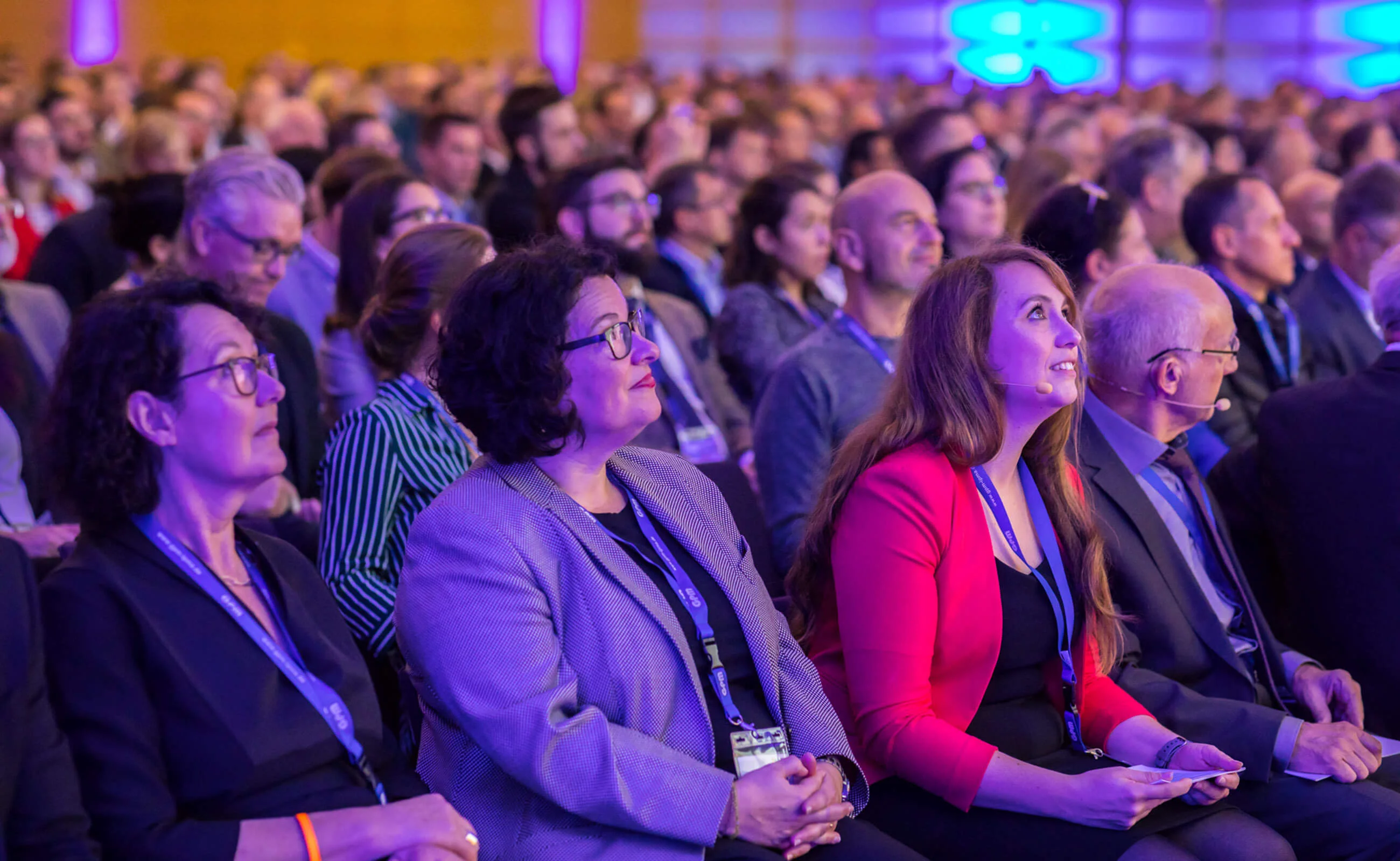 Bild Kongress Teilnehmende im Plenum