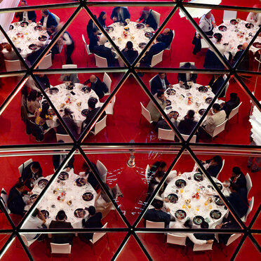 bild tische saal spiegel
