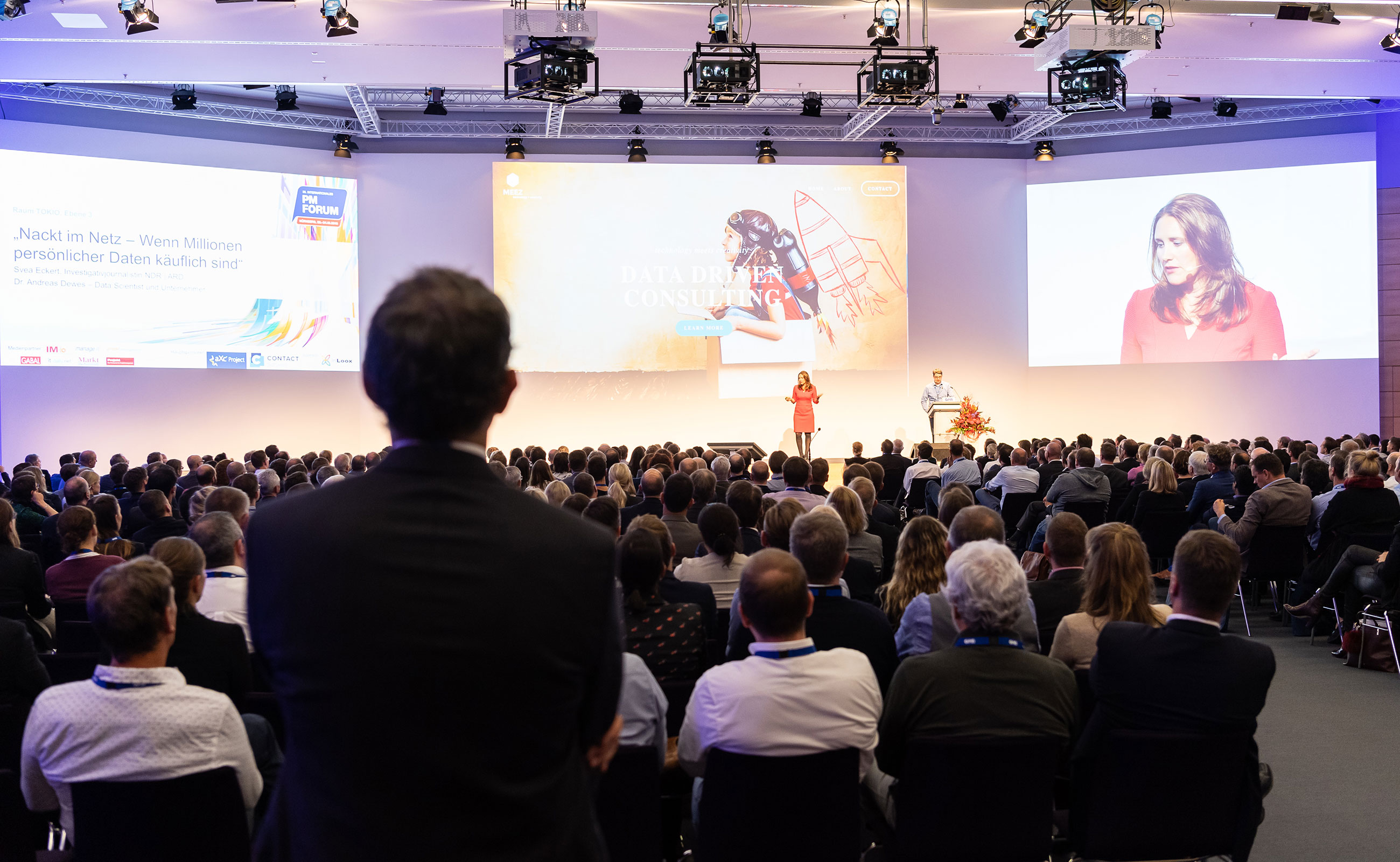 Bild Kongress mit drei Leinwänden