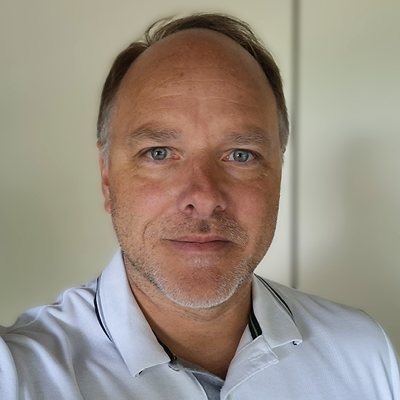 [Translate to English:] bild mann mit weißem Hemd