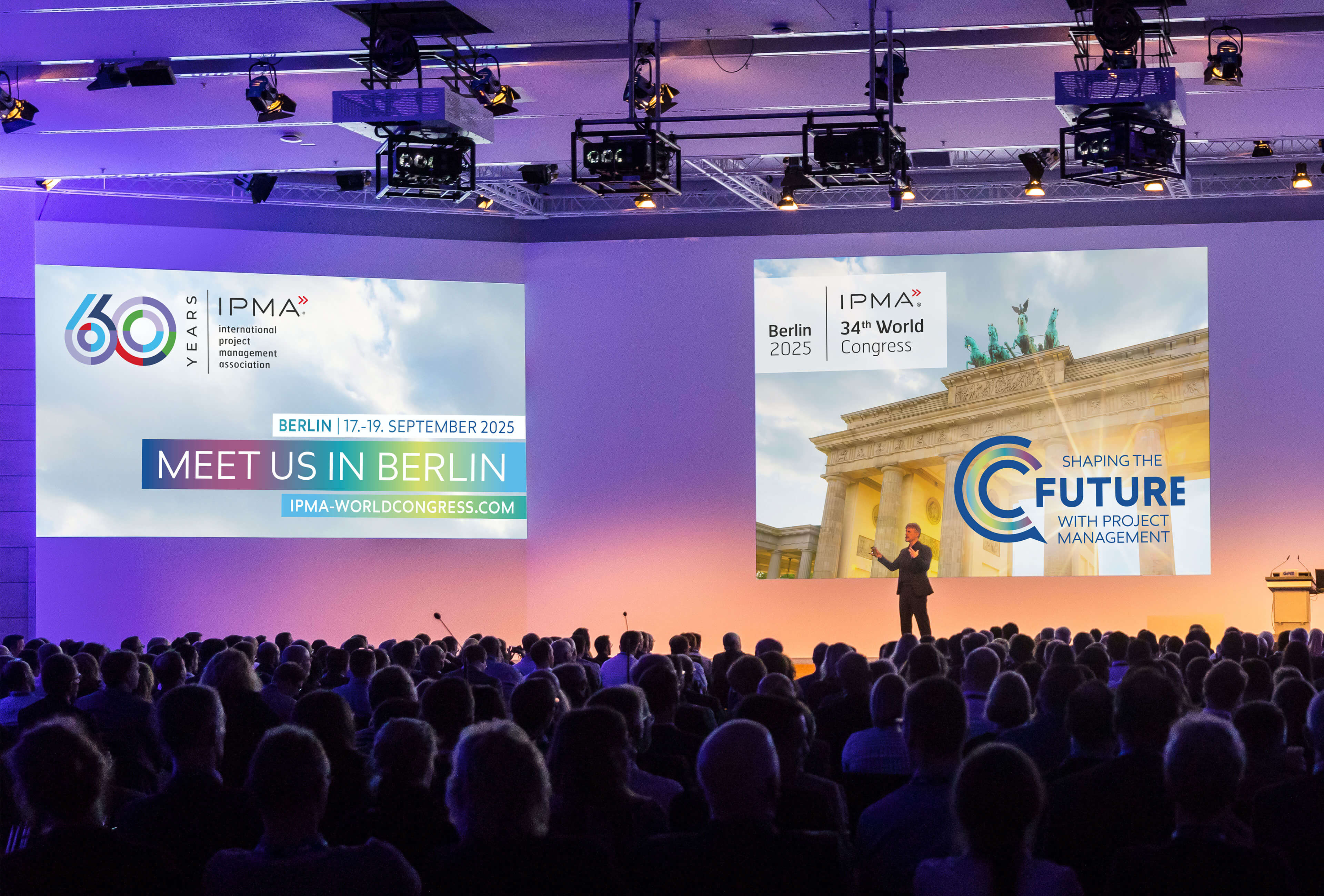 Bild Kongress Plenum mit zwei Leinwänden